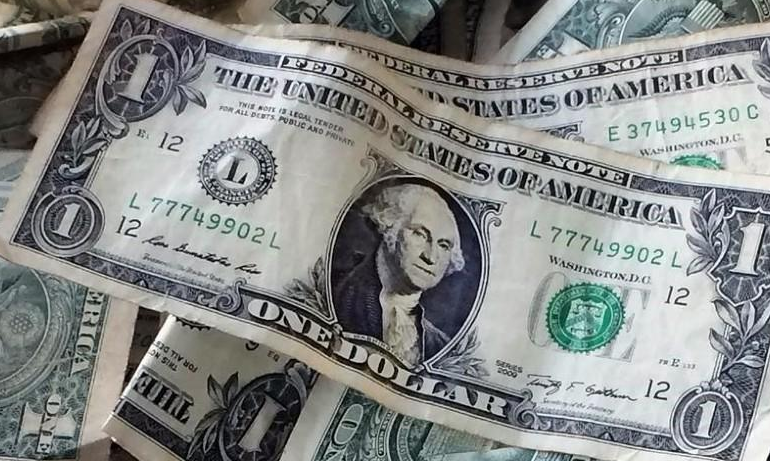 Peso pierde 0.22%; dólar cotiza en $23.49 por unidad en bancos