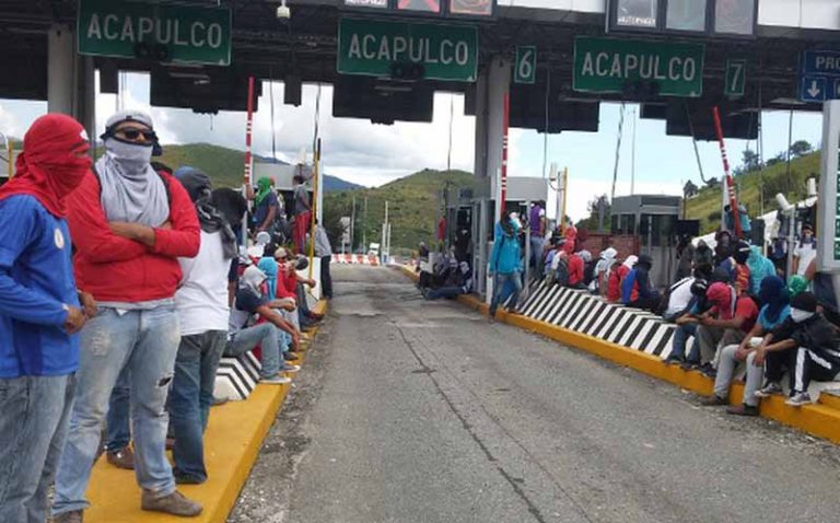 Con 7 años de cárcel y casi 90 mil pesos se sancionará la toma de casetas con fines de lucro