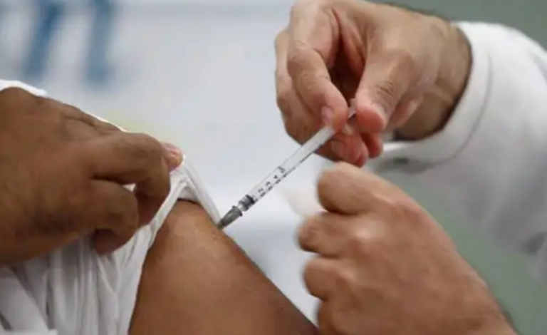 Inician campaña de vacunación contra la influenza en estaciones del Tren Ligero
