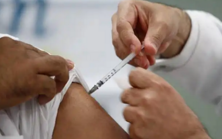 Inician campaña de vacunación contra la influenza en estaciones del Tren Ligero
