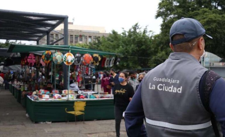 Inspectores de Guadalajara, agredidos por ambulantes que retiraban