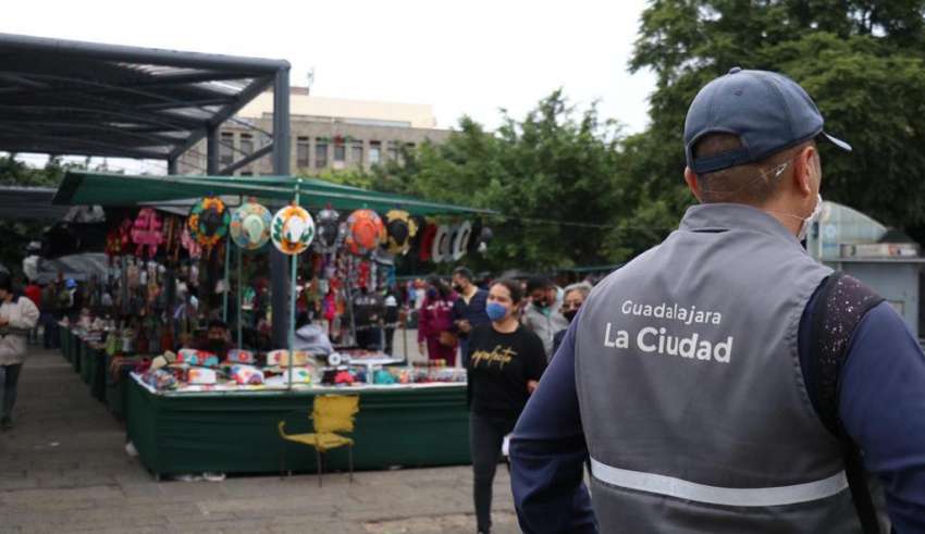 Inspectores de Guadalajara, agredidos por ambulantes que retiraban