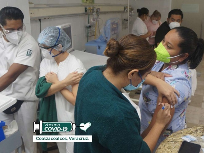 Inicia vacunación masiva contra covid a trabajadores del IMSS