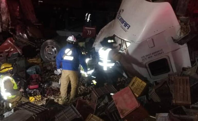 Vuelca tráiler con papas en la México-Querétaro