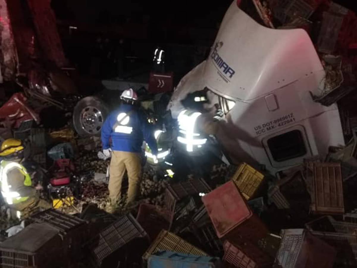 Vuelca tráiler con papas en la México-Querétaro