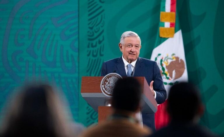 AMLO propone usar machete a herbicida