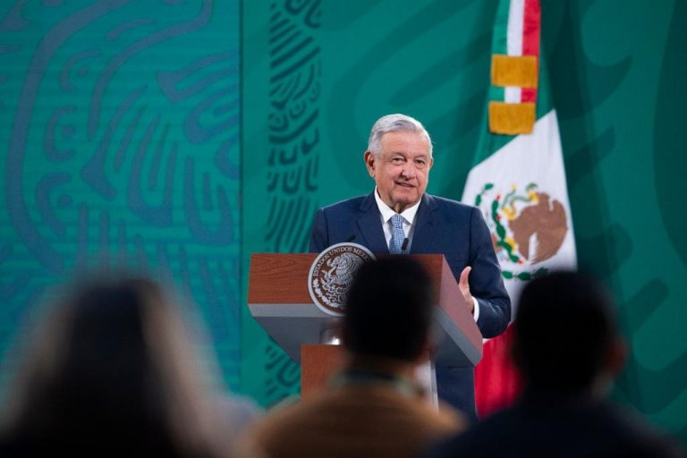 AMLO propone usar machete a herbicida