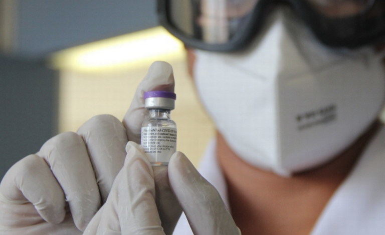 Vacuna a personal de salud de alto riesgo