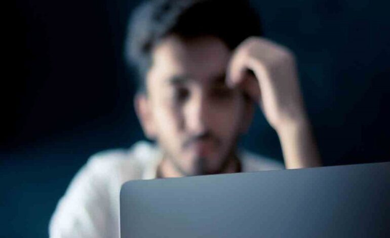 A 14 meses, clases virtuales dañan vista a maestros