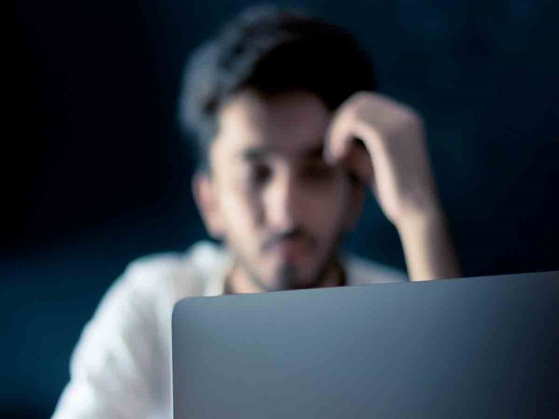 A 14 meses, clases virtuales dañan vista a maestros