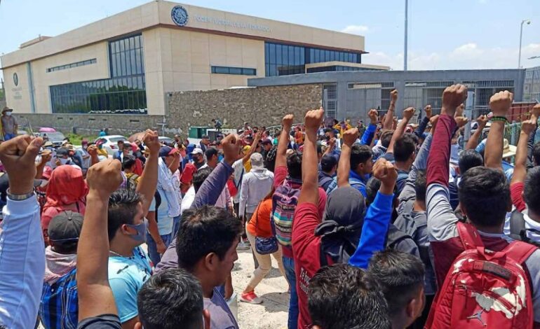 Vinculan a proceso a 19 normalistas de Mactumactzá, pero quedan en libertad