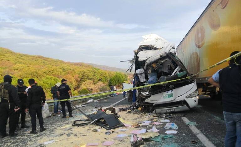 Choque de autobús deja dos muertos y 20 lesionados en El Arenal