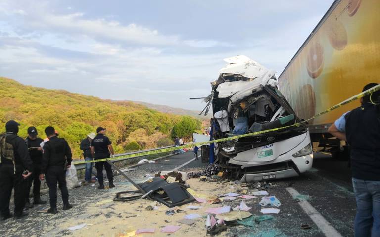 Choque de autobús deja dos muertos y 20 lesionados en El Arenal