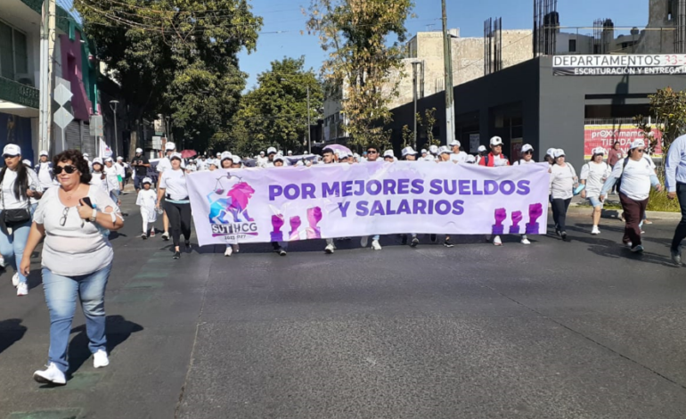 Exigen mejores salarios y homologación de percepciones en marcha de la Unión Nacional de Trabajadores