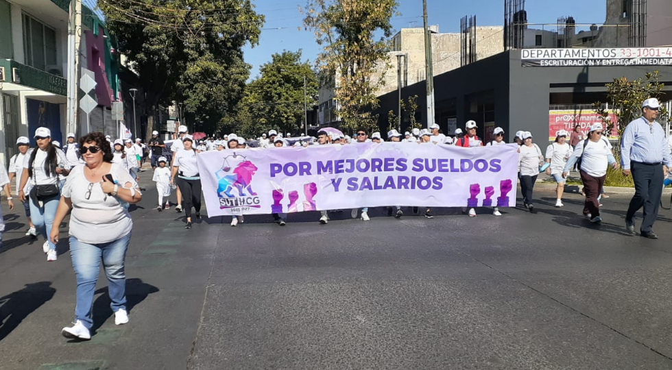 Exigen mejores salarios y homologación de percepciones en marcha de la Unión Nacional de Trabajadores