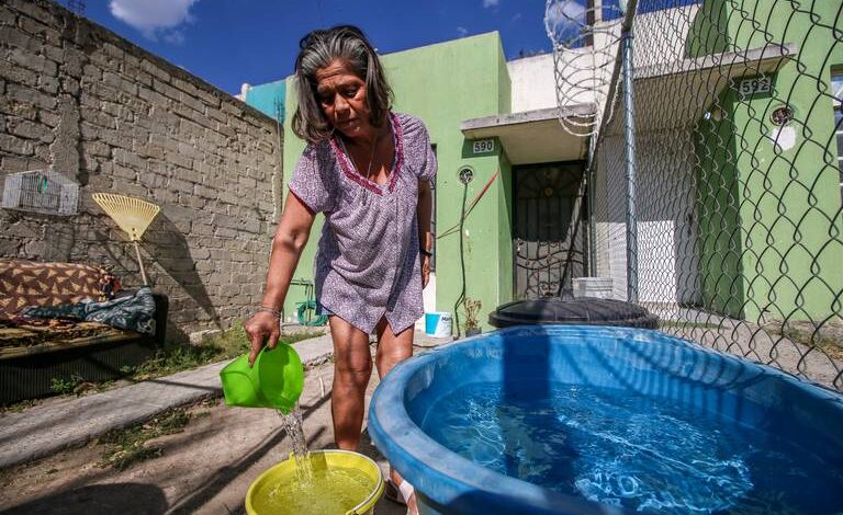 Cubeta y jícara, única forma de aseo ante la falta de agua