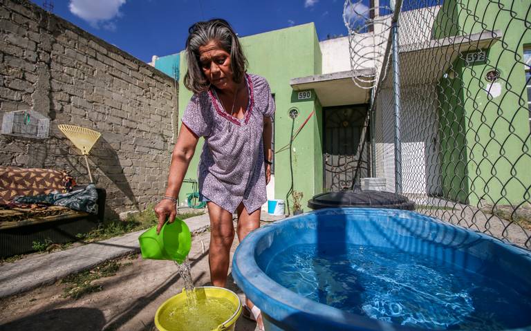 Cubeta y jícara, única forma de aseo ante la falta de agua