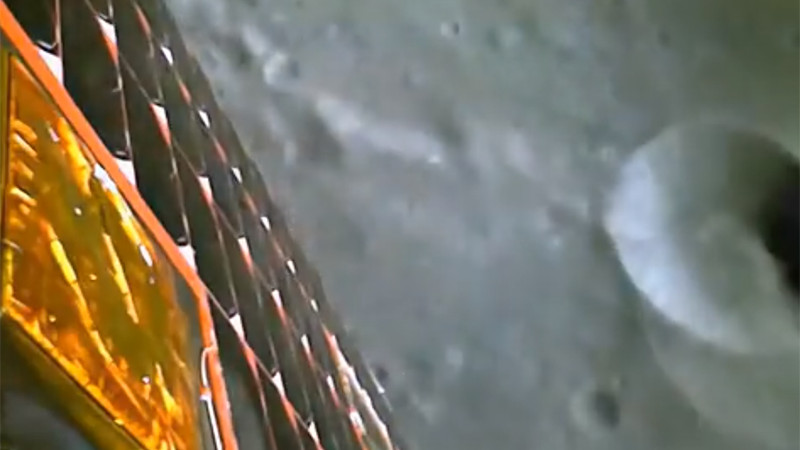 India publica primeras imágenes de su misión espacial sobre la superficie de la luna