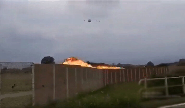 Durante acrobacia, avión de la Fuerza Aérea Italiana se estrella contra auto, dejando a un menor sin vida