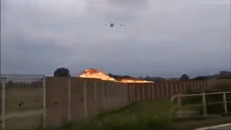 Durante acrobacia, avión de la Fuerza Aérea Italiana se estrella contra auto, dejando a un menor sin vida