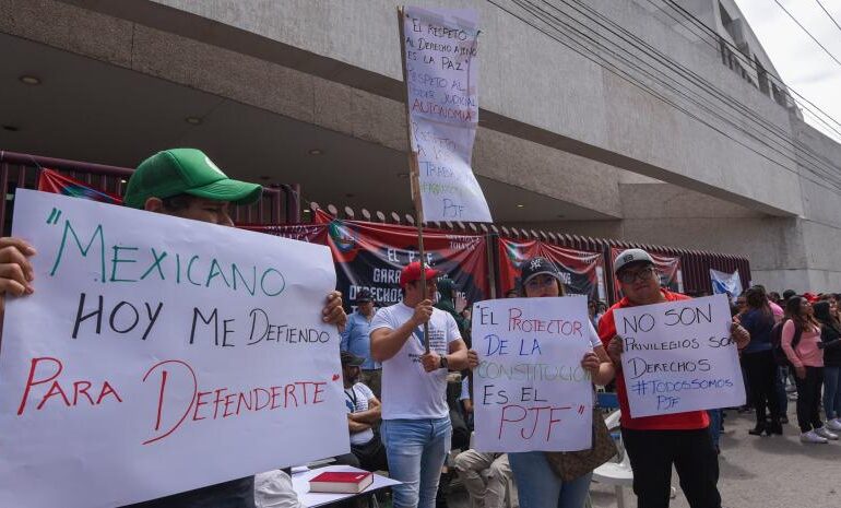 Juez ordena a AMLO frenar ataques contra trabajadores del Poder Judicial