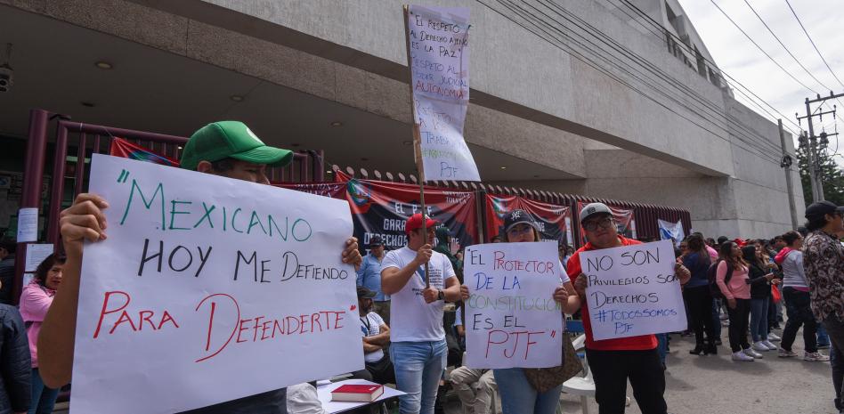 Juez ordena a AMLO frenar ataques contra trabajadores del Poder Judicial