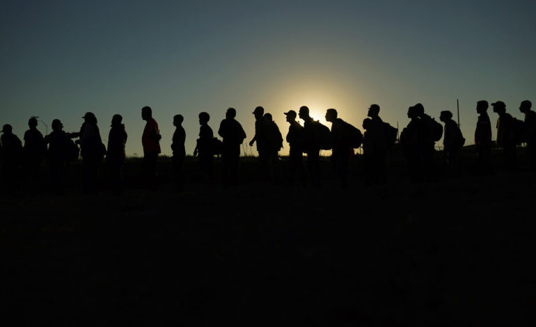 Pese a operativos, migrantes llegan al muro fronterizo en Chihuahua