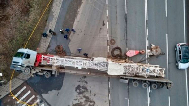 En Illinois, camión cargado con material peligroso se vuelca, deja 5 muertes