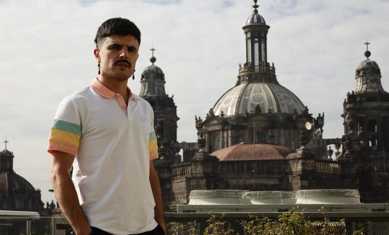 Rodrigo Cuevas presenta en México su explosiva combinación de música tradicional y actual