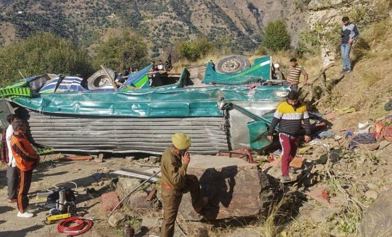 Autobús se desbarranca en Cachemira; mueren al menos 36 personas