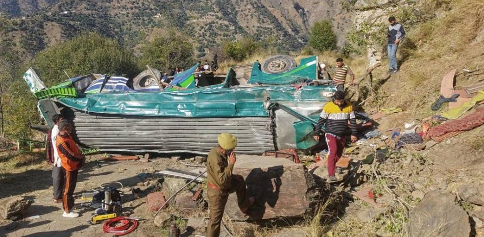 Autobús se desbarranca en Cachemira; mueren al menos 36 personas