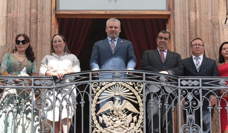 Bedolla y miles de michoacanos disfrutan desfile por el 113 Aniversario de la Revolución