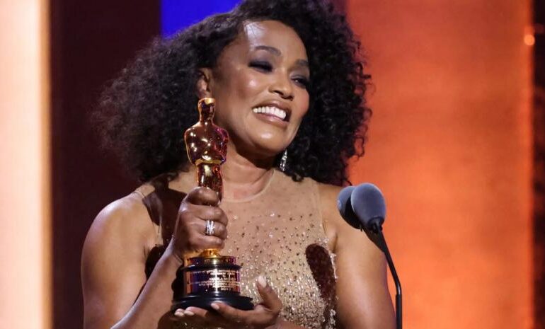Angela Bassett recibe un Oscar en los Governors Awards y celebra a las actrices negras