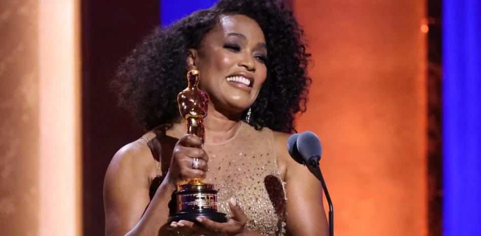 Angela Bassett recibe un Oscar en los Governors Awards y celebra a las actrices negras