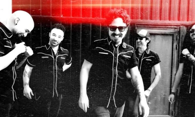 Frank Suz lleva a la audiencia a una montaña rusa musical con “Reza todo lo que sepas”
