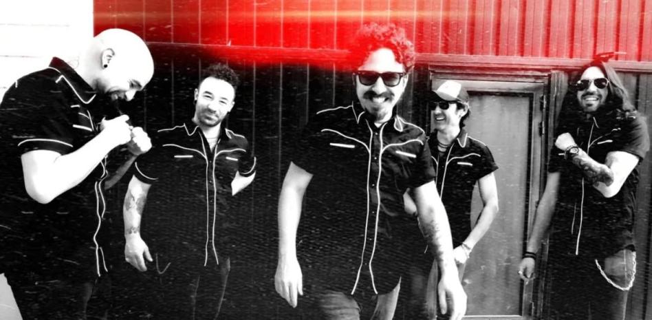 Frank Suz lleva a la audiencia a una montaña rusa musical con “Reza todo lo que sepas”