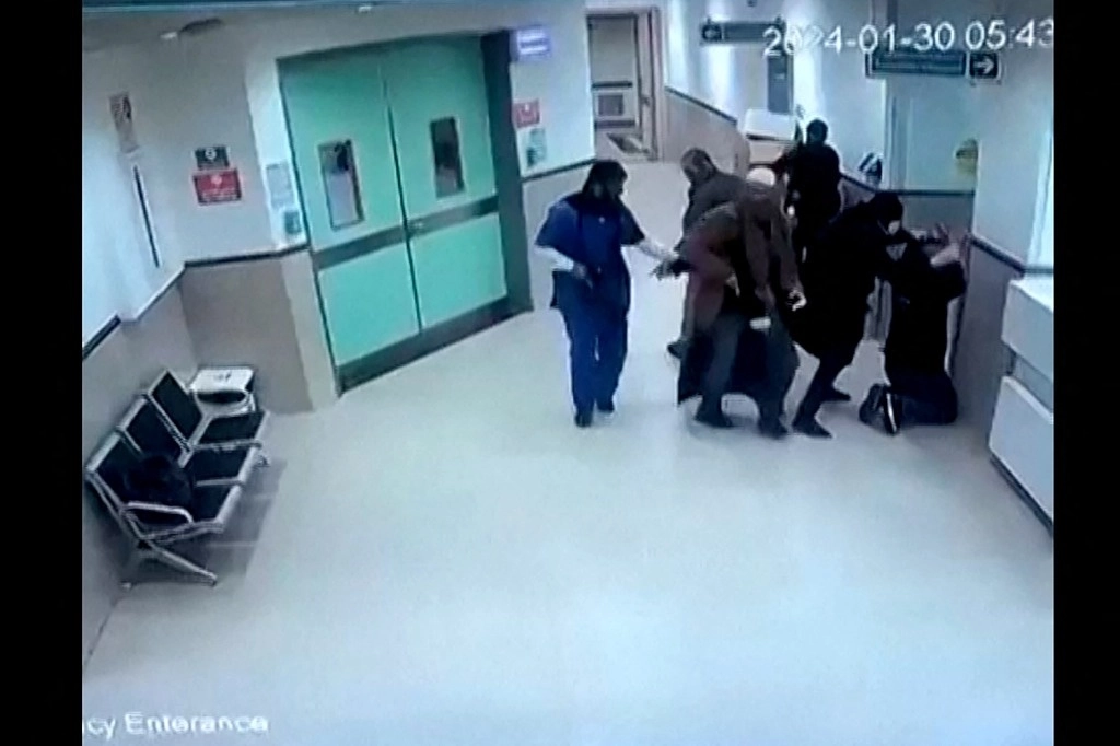 Soldados israelíes encubiertos asaltan hospital en Cisjordania; 3 muertos