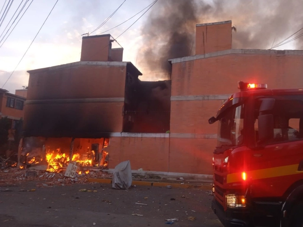 Explosión por acumulación de gas deja un muerto en unidad Tepozanes