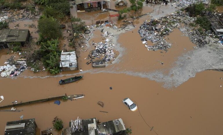 Aeropuerto de Porto Alegre puede seguir cerrado hasta fin de mes por inundaciones