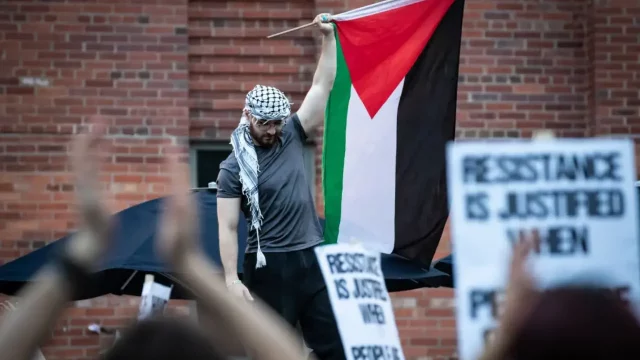 La policía desmantela el campamento de protesta en la Universidad George Washington