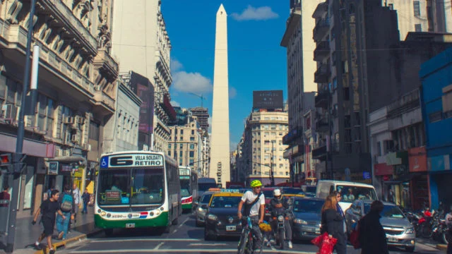 Tipos de cambio paralelos reviven en Argentina en medio del ajuste de Javier Milei